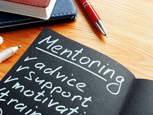 Mentoring - czym jest i jakie cele realizuje w rozwoju zawodowym?